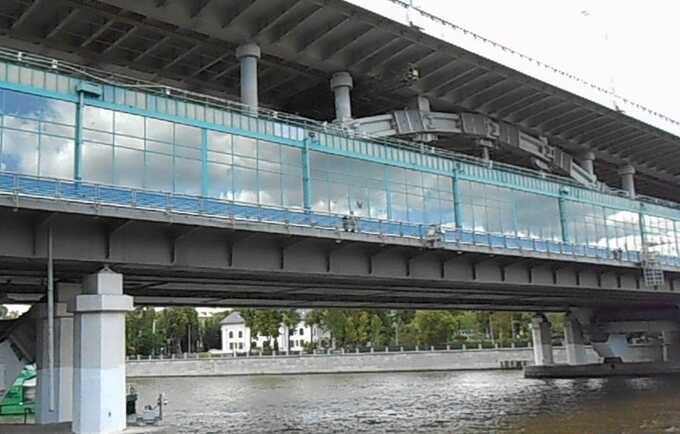 Полицейский спас девушку, которая прыгнула в Москву-реку из-за неразделенной любви