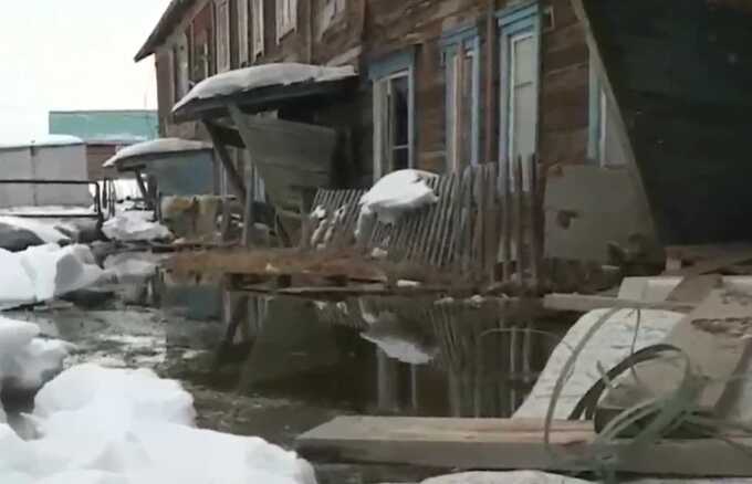 Жители дома в Якутске жалуются на затопленный подвал и отсутствие горячей воды