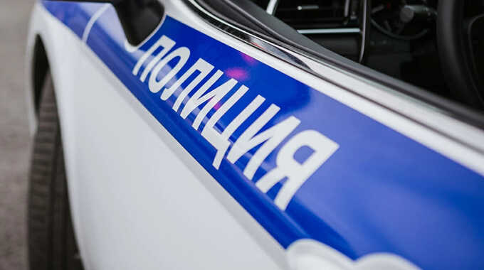 В Новороссийске полиция заставила мужчину отмыть служебную машину после акта вандализма