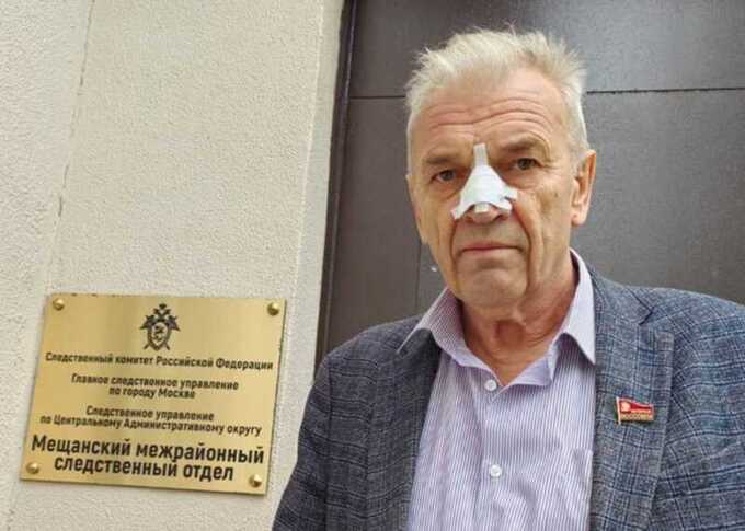 В Москве приставы избили 70-летнего экс-следователя ФСБ Александра Цопова и обвинили его в насилии