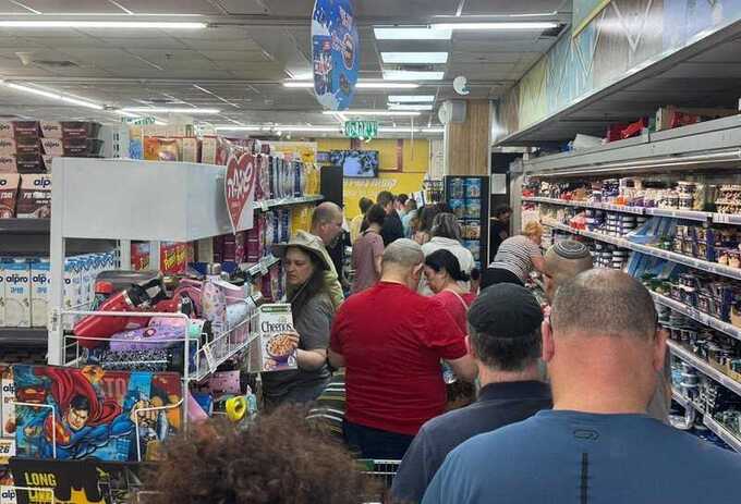Напряжённость с Ираном заставляет израильтян активно скупать продукты